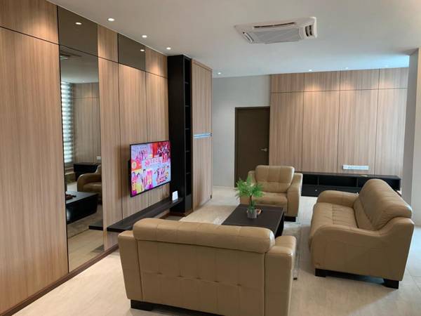 Rex 3Bedroom 5-10pax 5min Drive to Vivacity