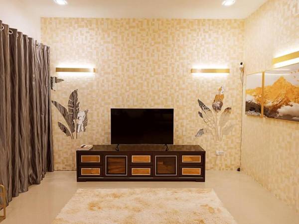 Cheerful house with plenty of parking (8-10pax)