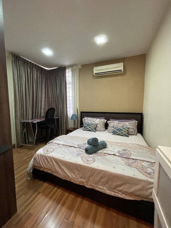 Workspace - Stylish 3-bedroom-home; close to Kota Bharu Center