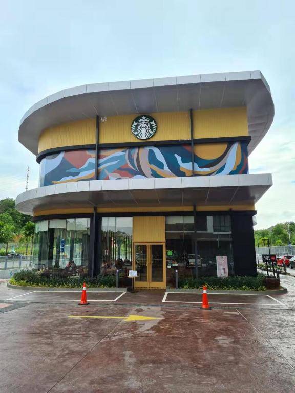 Albert Conezion Golf View Netflix@ IOI Resort City