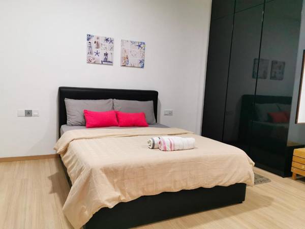 Island Plaza Suite 118 City View by Joal