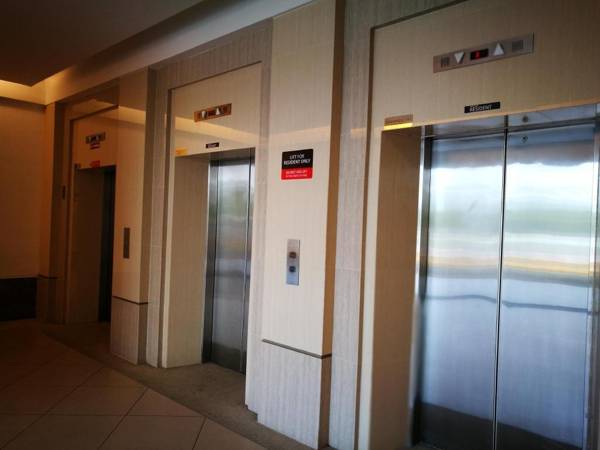 Island Plaza Suite 118 City View by Joal