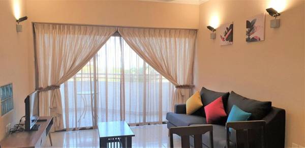 Deluxe PoolView Beach Batu Ferringhi 2 Bedroom 502