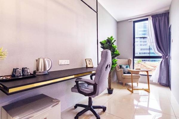 Workspace - Scott Deluxe Room with Ergonomic Chair by ALV 445