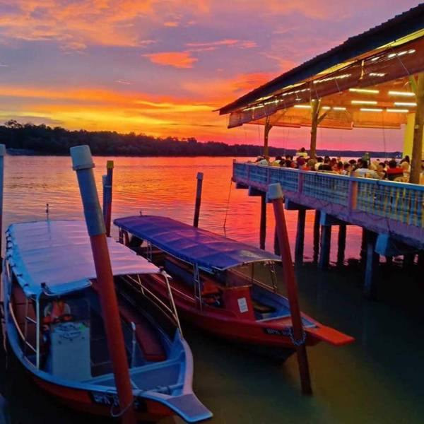 Family Homestay(near jetty for sky mirror&others)