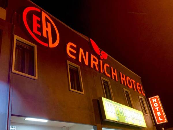 OYO 43958 Enrich Hotel