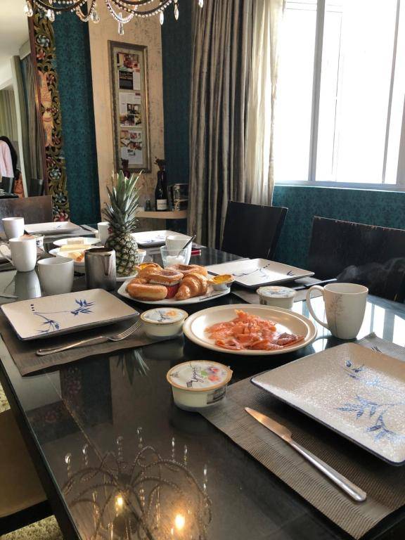 Amisha Home Design & Comfortable 2 Bedrooms Apartment