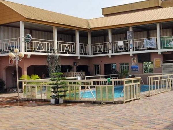 Keviz Hotels 