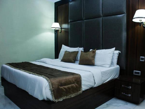 Six Diamond Hotel