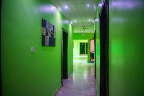 100% Hotel & Suites