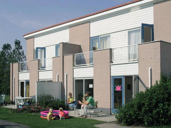 Restyled bungalow with dishwasher 500 m. from the beach