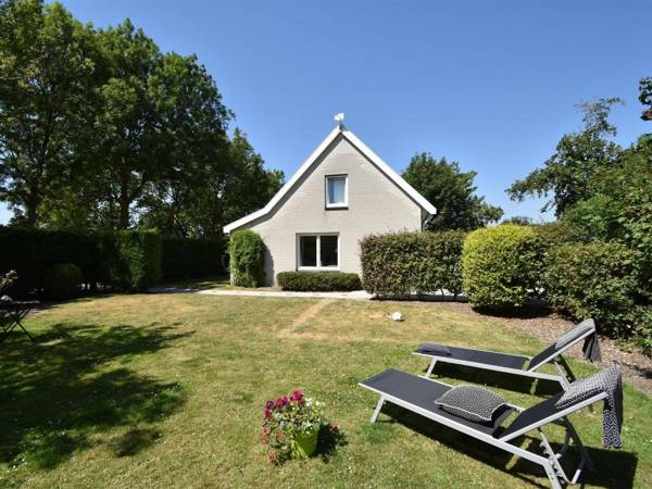 Peaceful Holiday Home in Zonnemaire with Garden