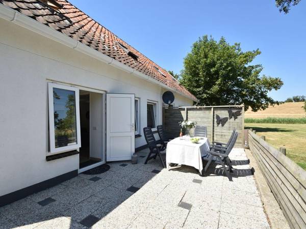 Peaceful Holiday Home in Zonnemaire with Garden