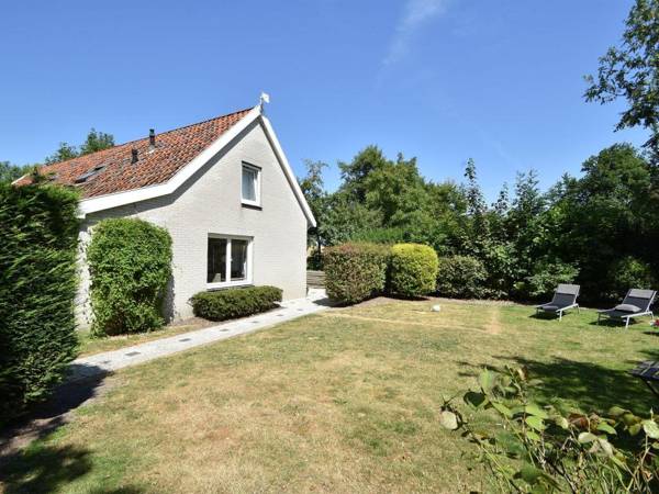 Cozy Holiday Home in Zonnemaire with Garden