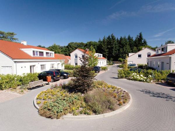 Luxurious villa with ten bathrooms in green surroundings