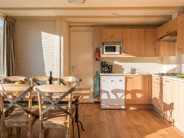 Cosy bungalow with dishwasher in the middle of De Maasduinen