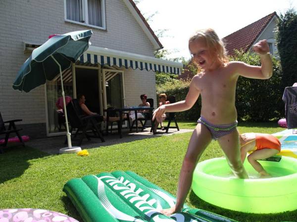 Comfortable villa with combi-microwave in green surroundings