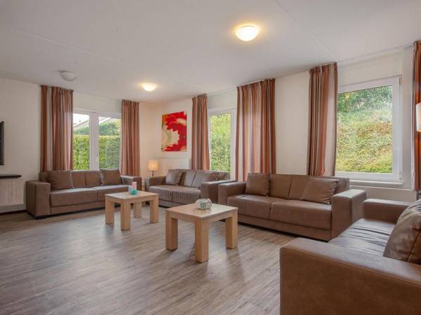 Luxurious villa with six bedrooms in green surroundings