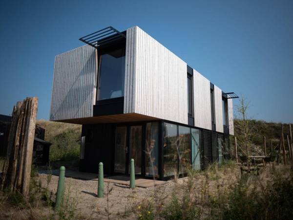 Modern trendy Nature theme lodge just 100 m. from the sea