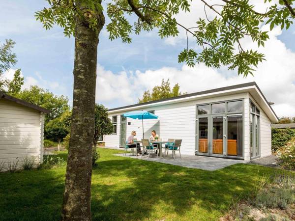 Cosy chalet with combi-microwave in a water-rich area