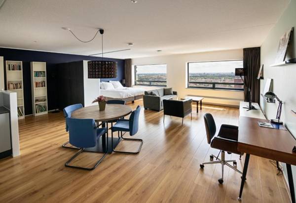Workspace - The Penthouse At The Hague Tower