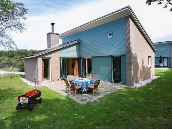 Restyled holiday home with fireplace near the beach