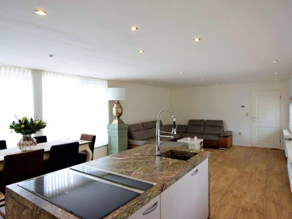 Beautiful houseboat terracejacuzziprivate parking bicycles 4 km from the beach