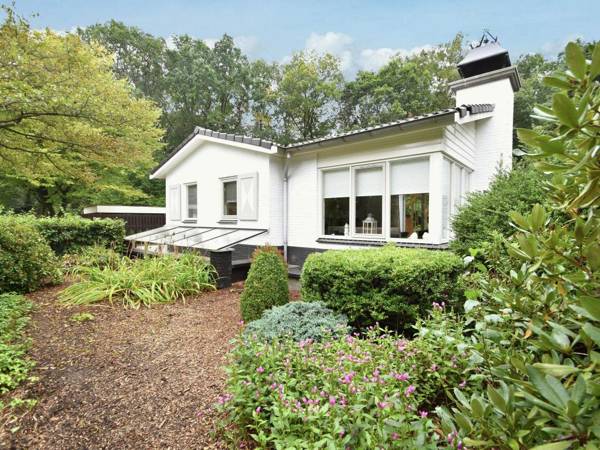 Lovely 6-person holiday home with garden set in the woods of Rijssen-Holten