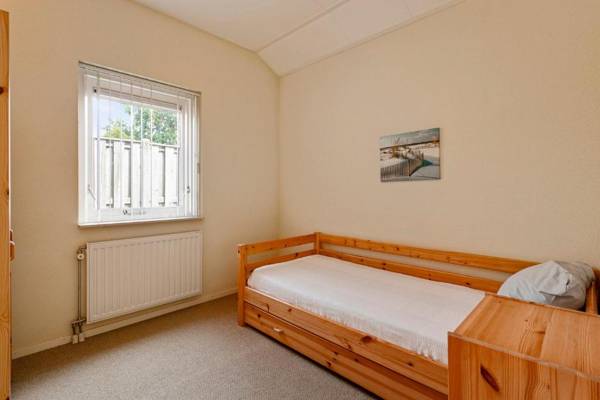 Bungalow Pinusoord 3 - Ouddorp near the beach with big garden