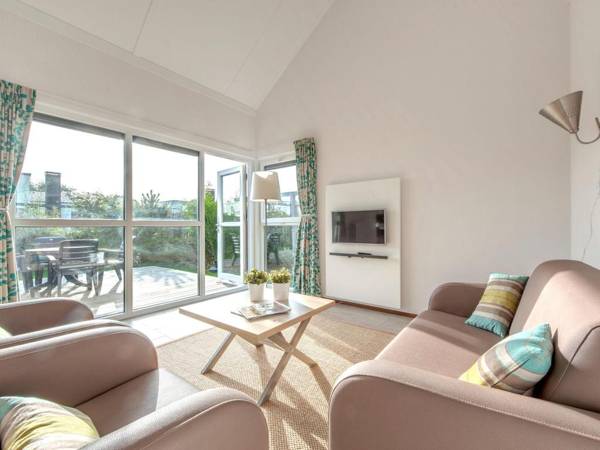 Detached single-storey holiday home just steps from the sea