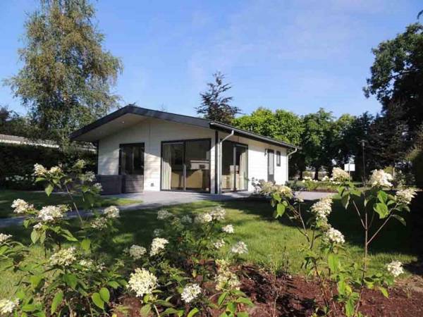 Comfortable chalet with a dishwasher in a water-rich area