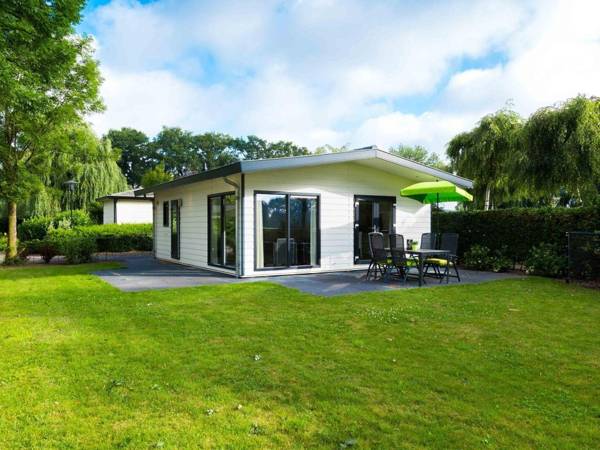 Comfortable chalet with a dishwasher in a water-rich area