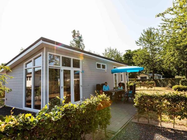 Modern light chalet with WiFi in a water-rich area