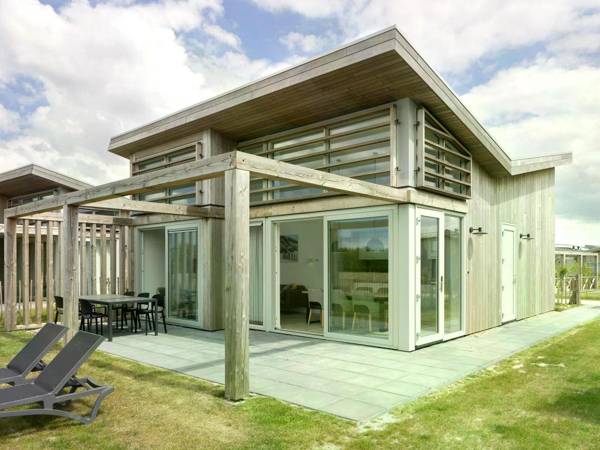Detached luxurious lodge with washingmachine near the beach
