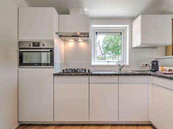 Beautiful bungalow with jacuzzi in Kaatsheuvel