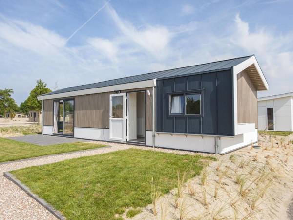 Modern chalet with combi microwave at 4.5 km. from Rockanje