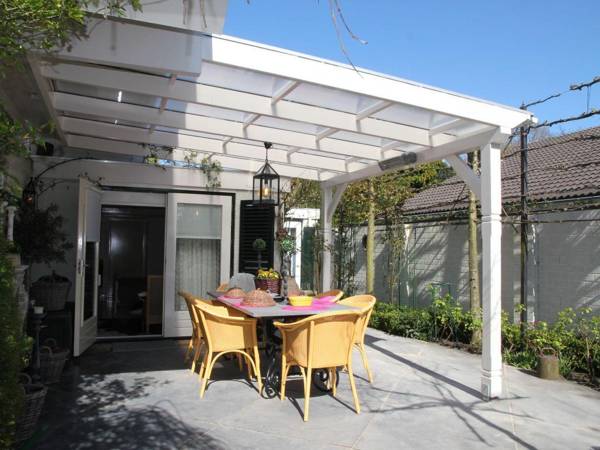 Welcoming Holiday Home in Heiloo with Sunlit Terrace