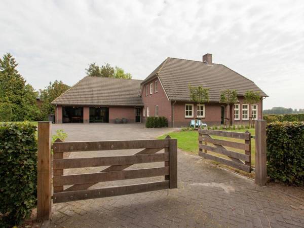 Luxurious holiday home in the middle of the Leenderbos nature reserve near quiet Leende