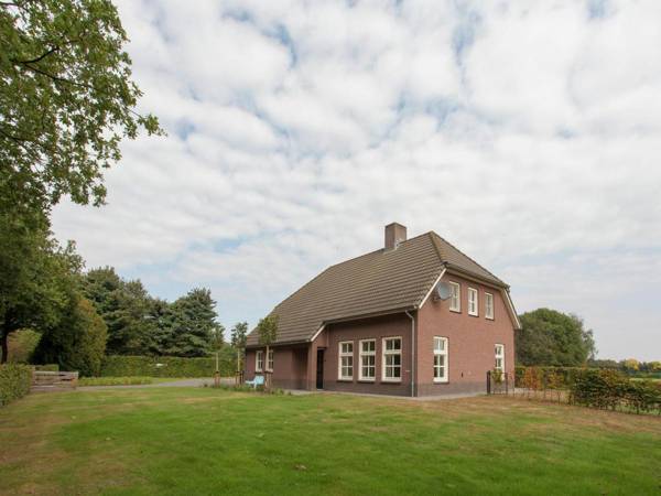 Luxurious holiday home in the middle of the Leenderbos nature reserve near quiet Leende