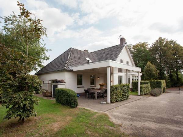 Majestic large holiday home near Leende detached and located between meadows and forests
