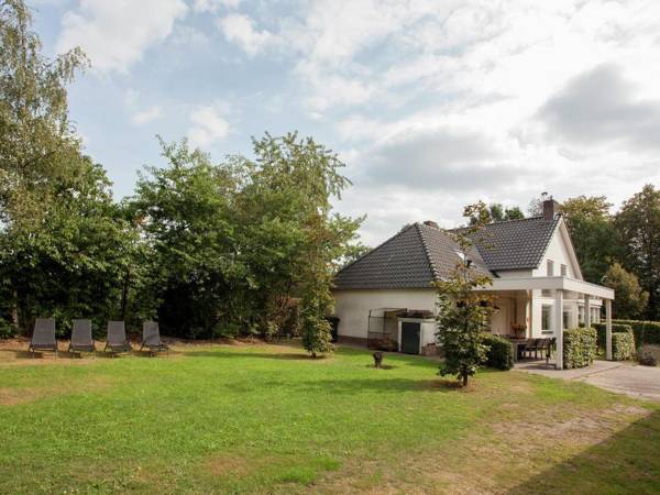 Majestic large holiday home near Leende detached and located between meadows and forests