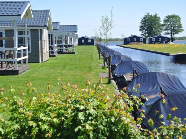Compact lodge with an electric sloop in Giethoorn