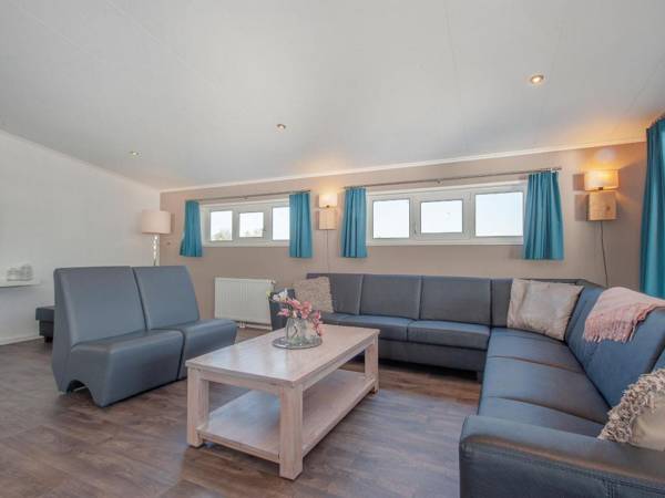 Modern lodge with an electric sloop in centre of Giethoorn