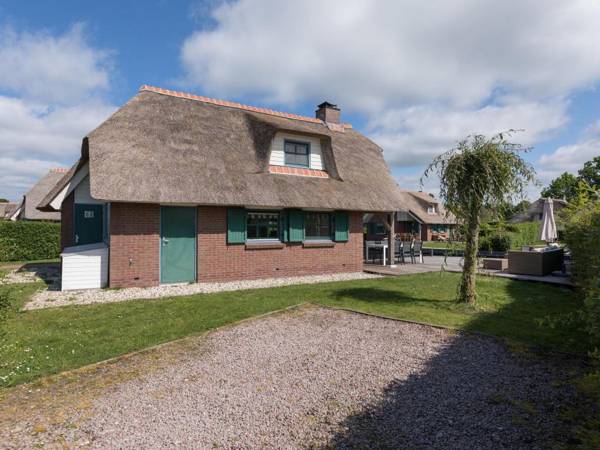 Thatched villa with a dishwasher at Giethoorn