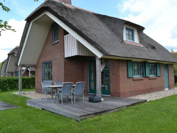 Stylish thatched villa with two bathrooms near Giethoorn