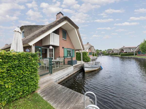 Stylish thatched villa with two bathrooms near Giethoorn