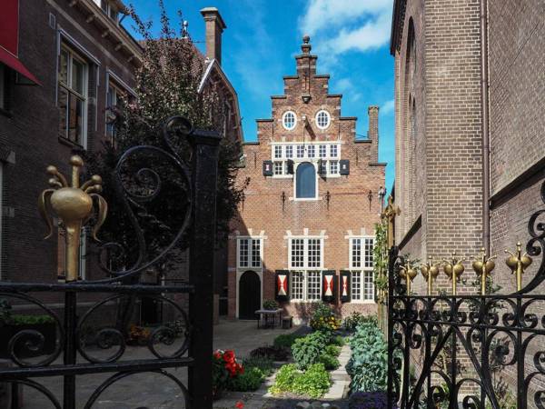 Group accommodation in beautiful historical building in Enkhuizen town centre
