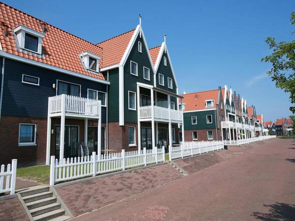 Restyled holiday home in Volendam style on the Markermeer