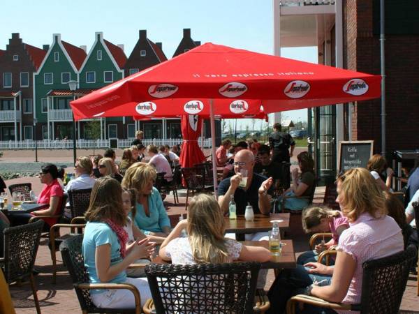 Restyled holiday home in Volendam style on the Markermeer