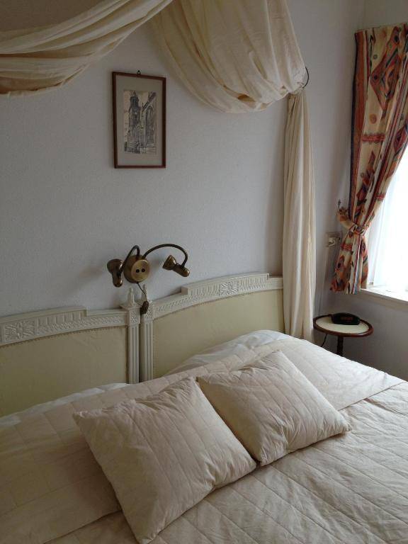 Hotel Hanzestadslogement De Leeuw in het centrum Snoepwinkel Hanzemuseum Koffieschenkerij met Binnenplaats Kamers met keukentje en Ontbijtservice